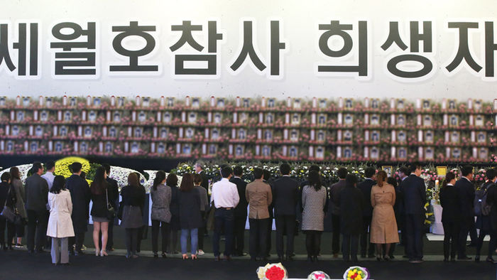메인이미지  7 :  15일 오후 경기도 안산시 단원구 세월호 희생자 정부합동분향소에서 추모객들이 희생자들을 추모하고 있다. 