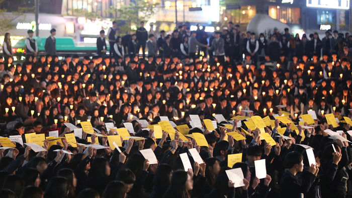 메인이미지  8 : 15일 오후 경기도 안산시 단원구 안산문화광장에서 안산고교학생회장단연합 주최로 열린 세월호 참사 희생자 2주기 추모제에 참석한 학생들이 희생자들에게 하고 싶은 이야기를 카드에 적어 높이 들고 있다.