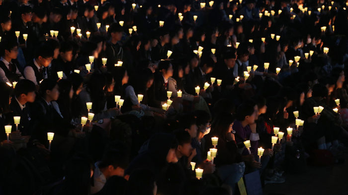 메인이미지  10 : 15일 오후 경기도 안산시 단원구 안산문화광장에서 안산고교학생회장단연합 주최로 열린 세월호 참사 희생자 2주기 추모제에 참석한 학생들이 촛불을 들고 추모하고 있다.