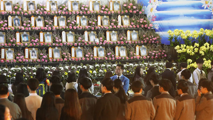 메인이미지  7 :  16일 오전 경기도 안산시 단원구 정부합동분향소에서 열린 '세월호 참사 2년 기억식'에서 단원고 학생들이 헌화를 하고 있다. 
