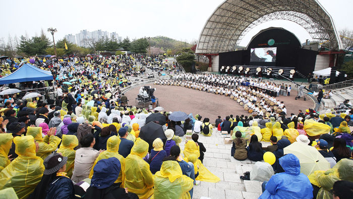메인이미지  6 : 세월호 참사 2주년인 16일 오후 경기도 안산시 단원구 화랑유원지 대공연장에서 열린 추모 문화제 '봄을 열다'에서 304인의 북소리 공연이 펼쳐지고 있다.
