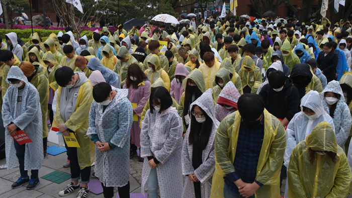 메인이미지  8 : 세월호 참사 2주기인 16일 오후 서울 마로니에공원에서 열린 전국 대학생 대회에서 참가 학생들이 희생자들을 추모하며 묵념하고 있다.
