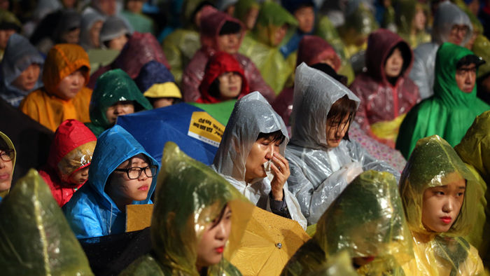 메인이미지  11 : 세월호 참사 2주기인 16일 오후 서울 광화문광장에서 추모 집회가 열리고 있다.