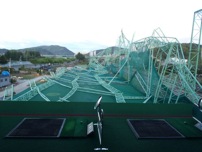 메인이미지  3 : 강풍이 불면서 17일 오전 경북 포항시 남구 효자동에 있는 한 골프연습장 철골구조물이 무너졌다. [포항남부소방서 제공]