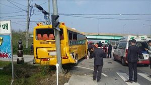 부안서 통학버스-25t 트럭 충돌&hellip;10명 부상