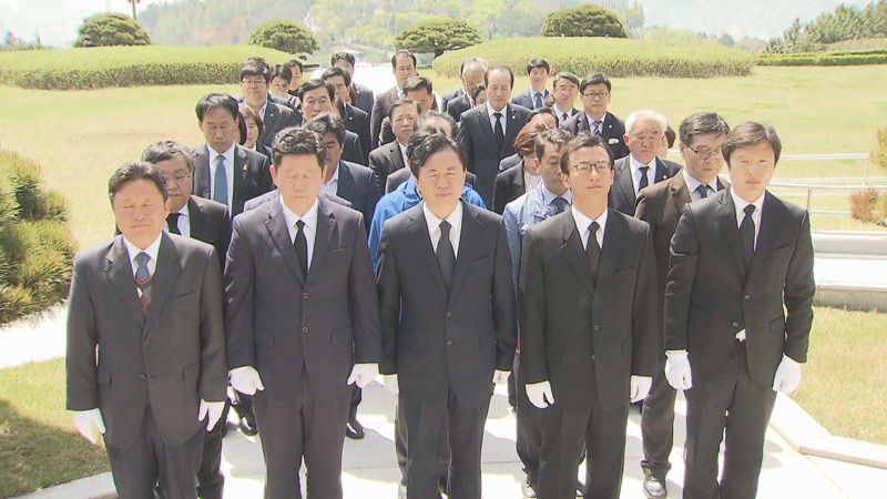 야 당선자 5명 충렬사 참배 모습