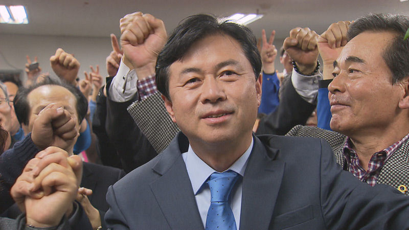 축하 받는 김영춘 당선자