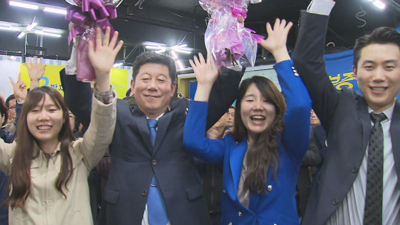축하 받는 박재호 당선자