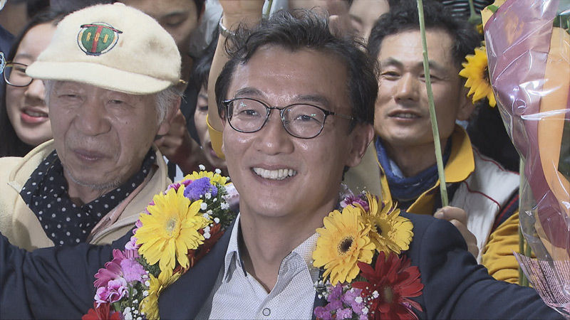 축하받는 전재수 당선자