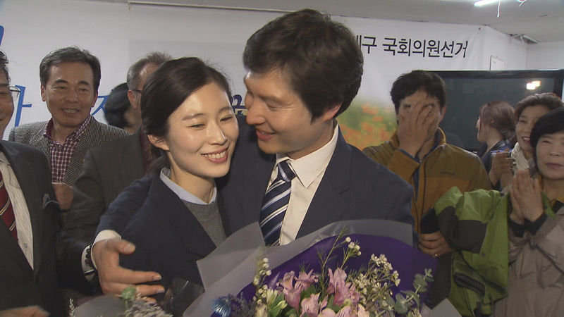 축하 받는 김해영 당선자
