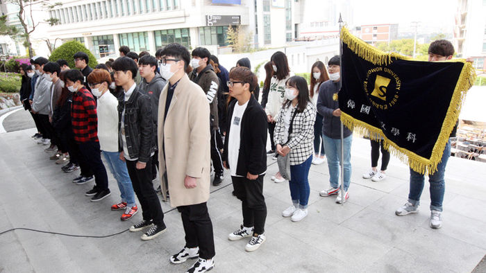 메인이미지  3 : 18일 오후 청주 서원대학교 한국어문학과 학생 40여명이 이 대학 본관 행정동 앞에서 학과 구조조정에 반발, 시위를 벌이고 있다. 