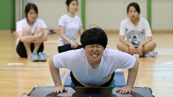 메인이미지  6 : 18일 오후 대구 수성구 대구지방경찰청 무학체육관에서 열린 경찰공무원(순경) 채용 체력검사에서 한 필기합격자가 팔굽혀펴기를 하고 있다. 