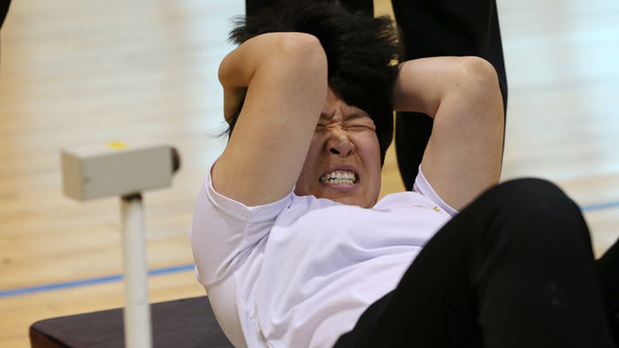 메인이미지  3 : 18일 오후 대구 수성구 대구지방경찰청 무학체육관에서 열린 경찰공무원(순경) 채용 체력검사에서 한 필기합격자가 윗몸 일으키기를 하고 있다.