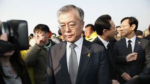 문재인, DJ생가 이어 팽목항 방문해 세월호 가족 위로
