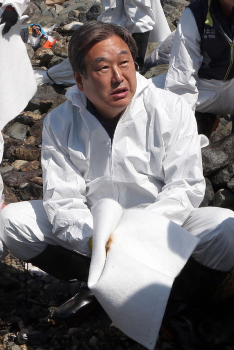 메인이미지  5 : 김무성 새누리당 대표가 19일 화물선 '오션탱고호'가 좌초한 사고 현장인 부산 영도구 절영해안산책로에서 방제복을 착용하고 기름을 제거하고 있다. (부산=연합뉴스)