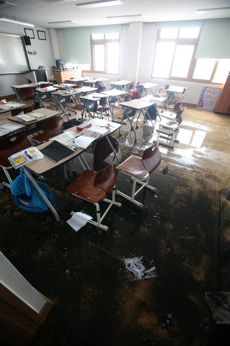 메인이미지  3 : 20일 오전 11시 58분께 강원 춘천시 중앙로 2가 유봉여자중학교 내 2층 가사실습실에서 불이 났다. 사진은 바로 옆 교실 학생들이 급하게 대피한 흔적. (춘천=연합뉴스)