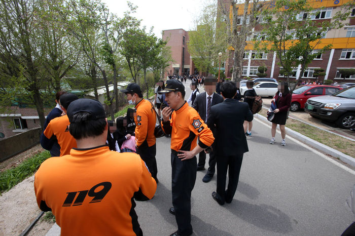 메인이미지  8 : 20일 오전 11시 58분께 강원 춘천시 중앙로 2가 유봉여자중학교 내 2층 가사실습실에서 불이 났다. 일부 학생이 어지럼증과 구토 증상을 보여 119 구급대원이 정확한 증상을 조사하고 있다. (춘천=연합뉴스)