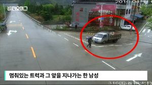 '운이 좋았지 말입니다' 덤프트럭도 피해 간 행운의 남성
