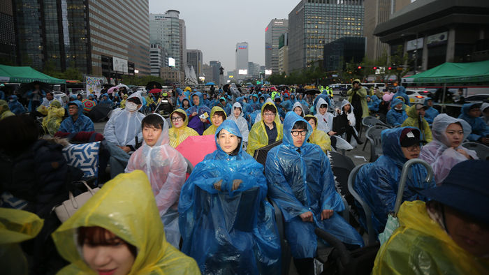 메인이미지  1 : 20일 장애인의 날을 맞아 서울 광화문광장에서 열린 제14회 서울장애인인권영화제 개막식에서 참석자들이 개막작 상영을 기다리고 있다. 