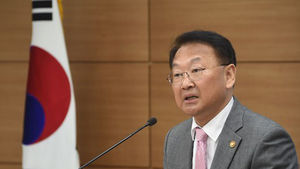 유일호 "현대상선 용선료 협상 안 되면 법정관리"&hellip;협상 압박