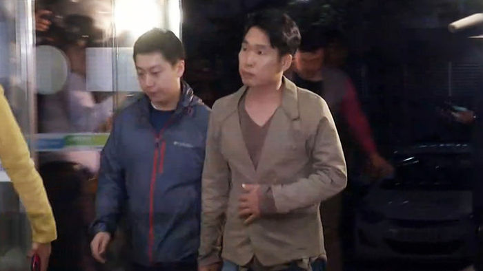메인이미지  1 : 음주운전으로 의심되는 빗길 교통사고를 낸 개그맨 이창명씨가 21일 오후 경찰 조사를 받기 위해 영등포경찰서로 들어가고 있다.