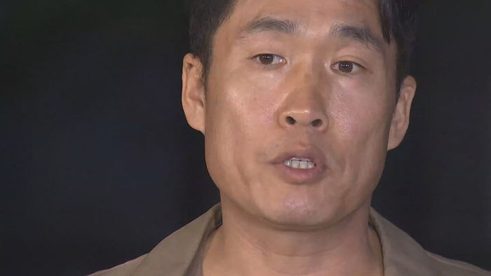 메인이미지  4 : 음주운전으로 의심되는 빗길 교통사고를 낸 개그맨 이창명씨가 21일 오후 경찰 조사를 받기 위해 영등포경찰서로 들어가던 중 취재진의 질문에 답하고 있다.