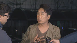 [슬라이드 포토] 개그맨 이창명 경찰 출석&hellip;"음주운전&middot;잠적 아냐"