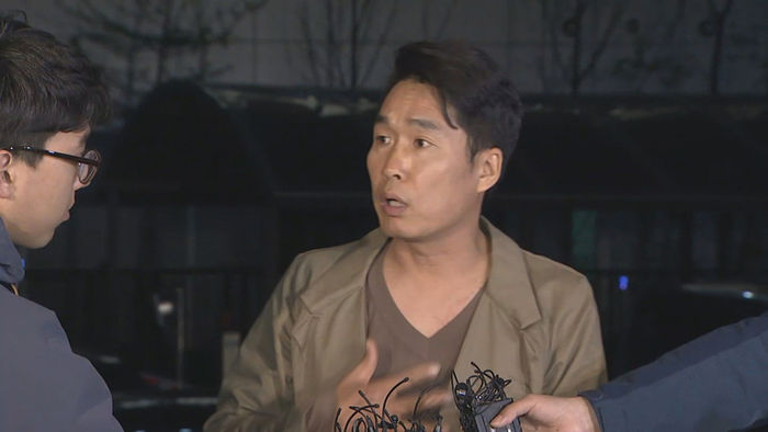 메인이미지  3 : 음주운전으로 의심되는 빗길 교통사고를 낸 개그맨 이창명씨가 21일 오후 경찰 조사를 받기 위해 영등포경찰서로 들어가던 중 취재진의 질문에 답하고 있다.