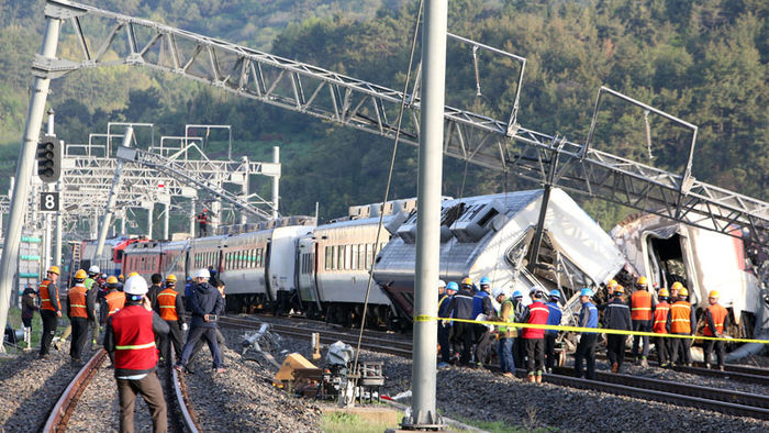 메인이미지  8 : 22일 오전 3시 41분께 전남 여수시 율촌역 인근에서 운행 중이던 무궁화호 열차가 선로를 벗어나 기관사 1명이 숨지고 승객 8명이 다쳤다. 당국이 구조활동과 현장수습을 하고 있다.