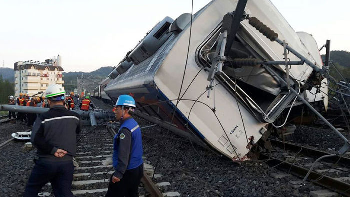 메인이미지  1 : 22일 오전 전남 여수시 율촌면 월산리 월산교차로 인근에서 무궁화 열차가 선로를 벗어나 쓰러져 있다. 