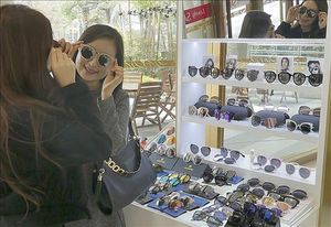 부쩍 더워진 날씨에 유통가는 벌써 여름 특수