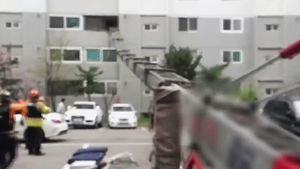 아파트 창문 뚫고 들어온 30m 사다리차 '아찔'