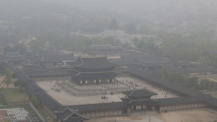 메인이미지  1 :  기상청이 이번 주말 전국적으로 황사가 불어닥칠 것으로 예보한 22일 오후 서울 경복궁주변 시계가 급격히 나빠지고 있다.