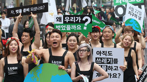 [슬라이드 포토] "과대 포장 줄여서 지구를 지켜요!"