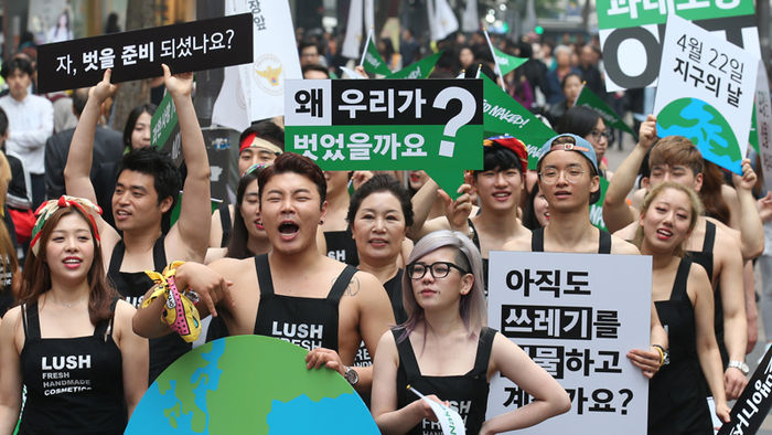메인이미지  1 : ‘지구의 날’을 맞이해 22일 오후 서울 명동에서 영국 화장품 회사 '러쉬(LUSH)' 직원과 소비자들이'고 네이키드(Go Naked)’ 캠페인을 진행하고 있다. 이날 참가자들은 과대 포장으로 만들어지는 쓰레기를 줄이기 위하자는 취지로 참가자들이 옷을 벗고 퍼포먼스를 벌였다.