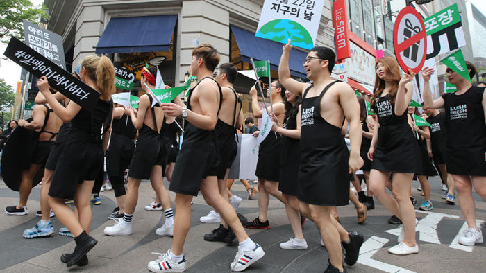 메인이미지  2 : ‘지구의 날’을 맞이해 22일 오후 서울 명동에서 영국 화장품 회사 '러쉬(LUSH)' 직원과 소비자들이'고 네이키드(Go Naked)’ 캠페인을 진행하고 있다. 이날 참가자들은 과대 포장으로 만들어지는 쓰레기를 줄이기 위하자는 취지로 참가자들이 옷을 벗고 퍼포먼스를 벌였다.