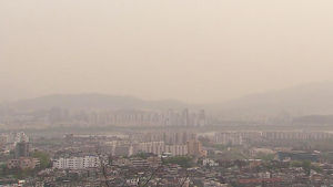 '황사&middot;미세먼지' 잿빛 주말&hellip;마스크 쓴 시민들