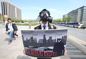 [핫포토] '미세먼지&middot;황사 싫어요'&hellip;방독면 1인 시위