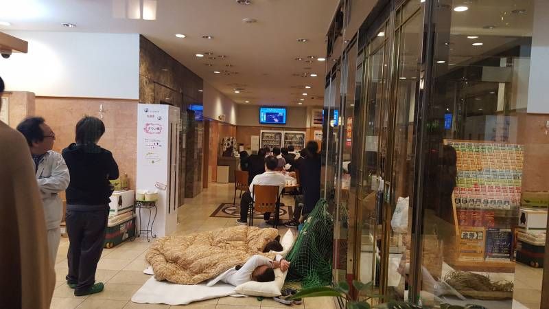 16일 새벽 취재진이 묵던 호텔 로비
