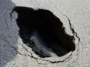 "땅만 보고 다녀요"&hellip;수원서 나흘새 4차례 '땅꺼짐'
