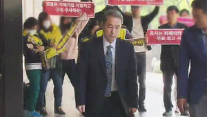 '가습기 사망' 옥시 신현우 전 대표 검찰 출석