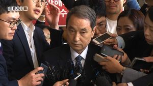 [비디오머그] "가습기 살균제 유해성 몰랐다"&hellip;전 옥시 대표 검찰 소환