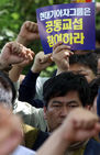 섬네일이미지  1:26일 오후 서울 서초구 현대기아자동차 본사 앞에서 금속노조 관계자들이 현대기아차그룹과 공동교섭을 촉구하고 있다. (서울=연합뉴스)