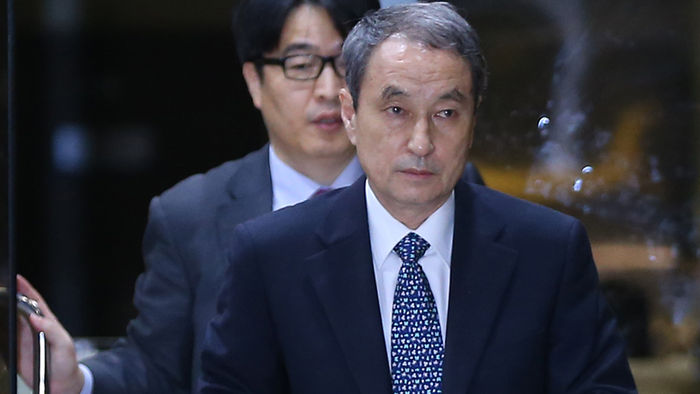 메인이미지  1 : 가습기 살균제 사망 사건의 최대 가해업체로 지목된 옥시의 신현우 전 대표이사가 27일 새벽 업무상 과실치사 혐의로 검찰 소환 조사를 끝마치고 서울 서초구 서울중앙지검을 나서고 있다. 신 전 대표는 건물을 나서며 취재진의 질문에 아무 답변도 하지 않았다.