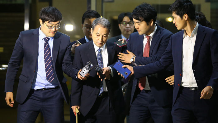 메인이미지  2 : 가습기 살균제 사망 사건의 최대 가해업체로 지목된 옥시의 신현우 전 대표이사가 27일 새벽 업무상 과실치사 혐의로 검찰 소환 조사를 끝마치고 서울 서초구 서울중앙지검을 나서고 있다. 신 전 대표는 건물을 나서며 취재진의 질문에 아무 답변도 하지 않았다.