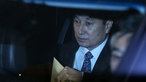 [슬라이드 포토] 검찰, 신현우 옥시 전 대표 소환 조사