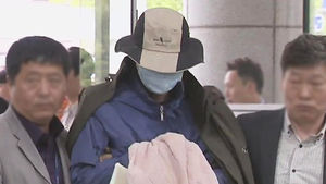 여자친구 살해 피의자, 흉기 들고 유치장 입감