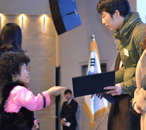 '101㎝ 작은 영웅'&hellip;폐 종이컵 모아 더 어려운 이웃 도와