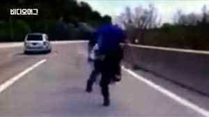 [비디오머그] 난간으로 달려가는 남성&hellip;美 경찰의 돋보인 기지