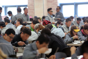 [슬라이드 포토] 무거운 점심시간&hellip;대규모 구조조정 앞둔 대우조선